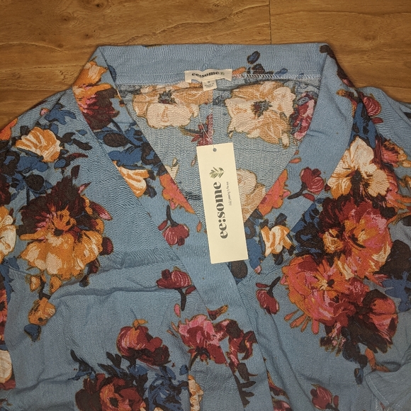 ee:some FLORAL PRINT SURPLICE RUFFLE ROMPER - Picture 4 of 4